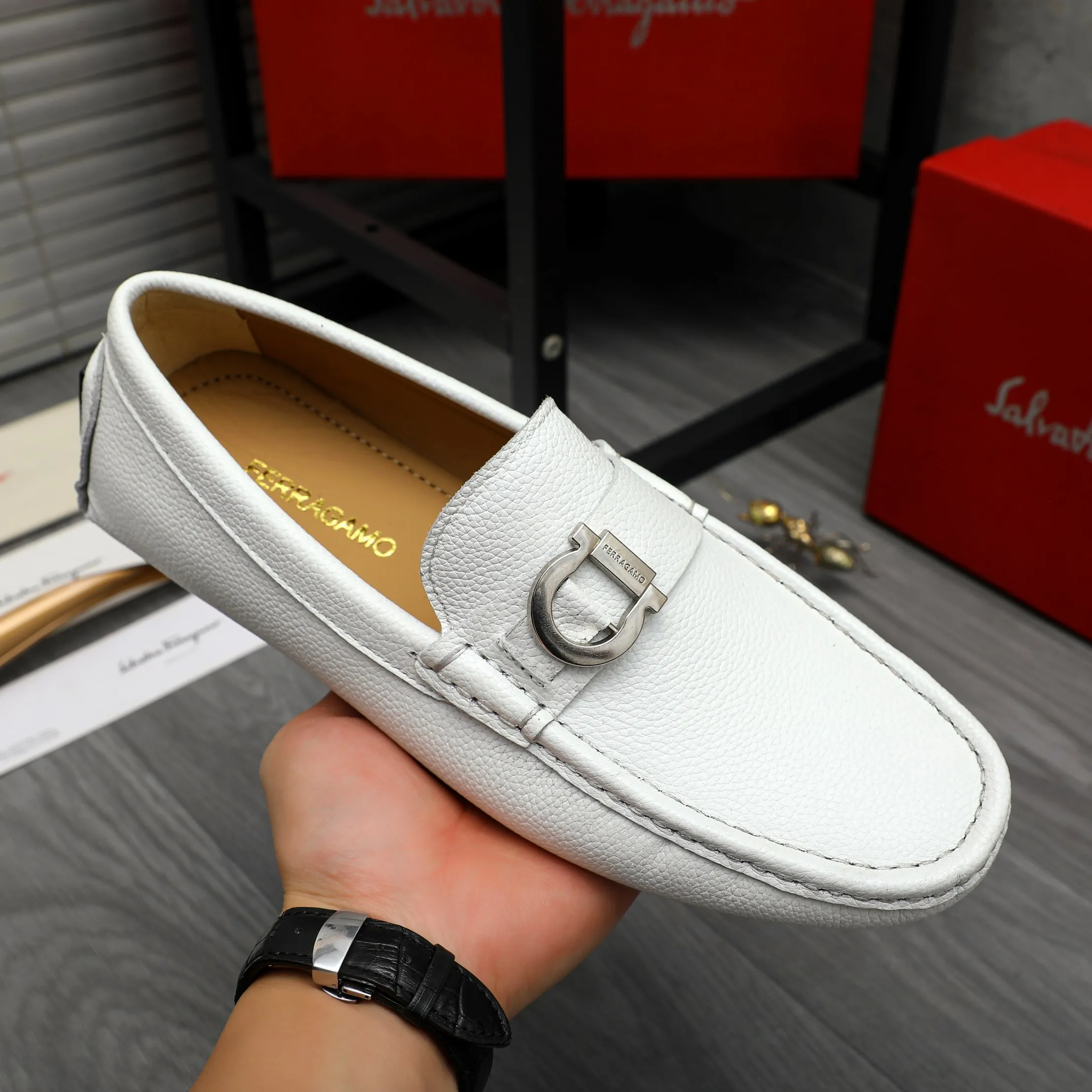 P420 Product trademark: Ferragamo [Ferragamo] Casual slip-on men's shoes Regular size: 38-44 Product material: Selected pebbled cowhide upper, sheepskin lining, original rubber outsole